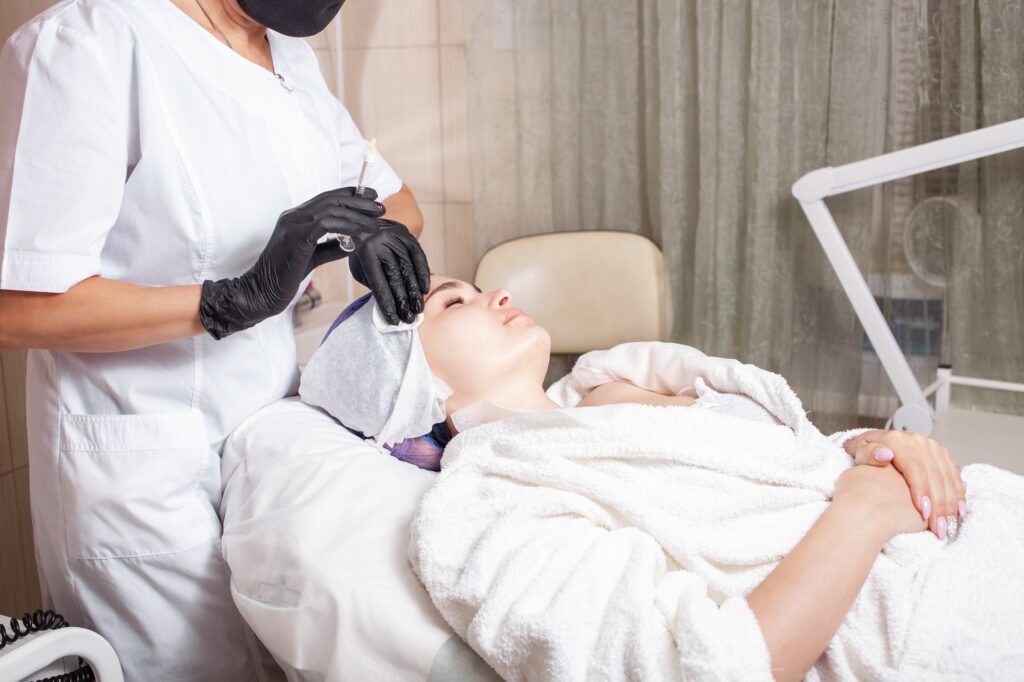 The beautician performs the procedure of mesotherapy